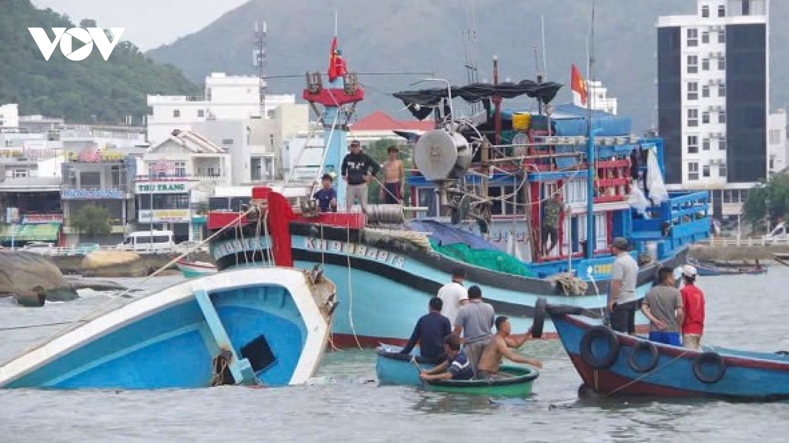 Chìm tàu cá ở Khánh Hòa, 1 người chết, 1 người mất tích